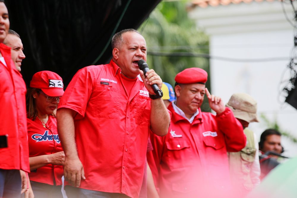 El diputado Diosdado Cabello durante una concentración chavista, el sábado 16 en Maracay, donde advirtió de que el "pueblo" chavista no está autorizado para reunirse con dirigentes de partidos opositores y pidió que quien sepa de estas reuniones dé aviso a los jefes de la organización política.