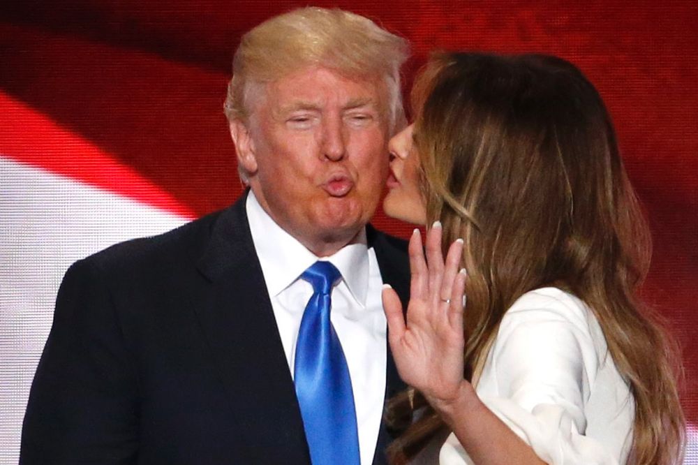El precandidato presidencial republicano Donald Trump (i) junto a su esposa Melania.