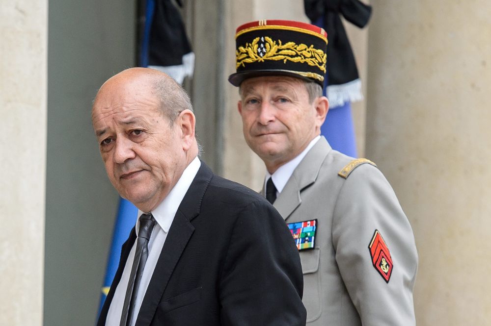 Le Drian y el General Pierre de Villiers (d).