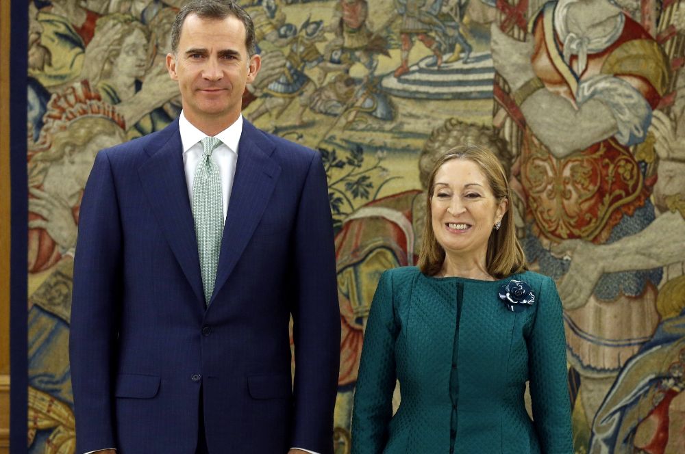 El rey Felipe posa con la presidenta del Congreso de los Diputados, Ana Pastor.