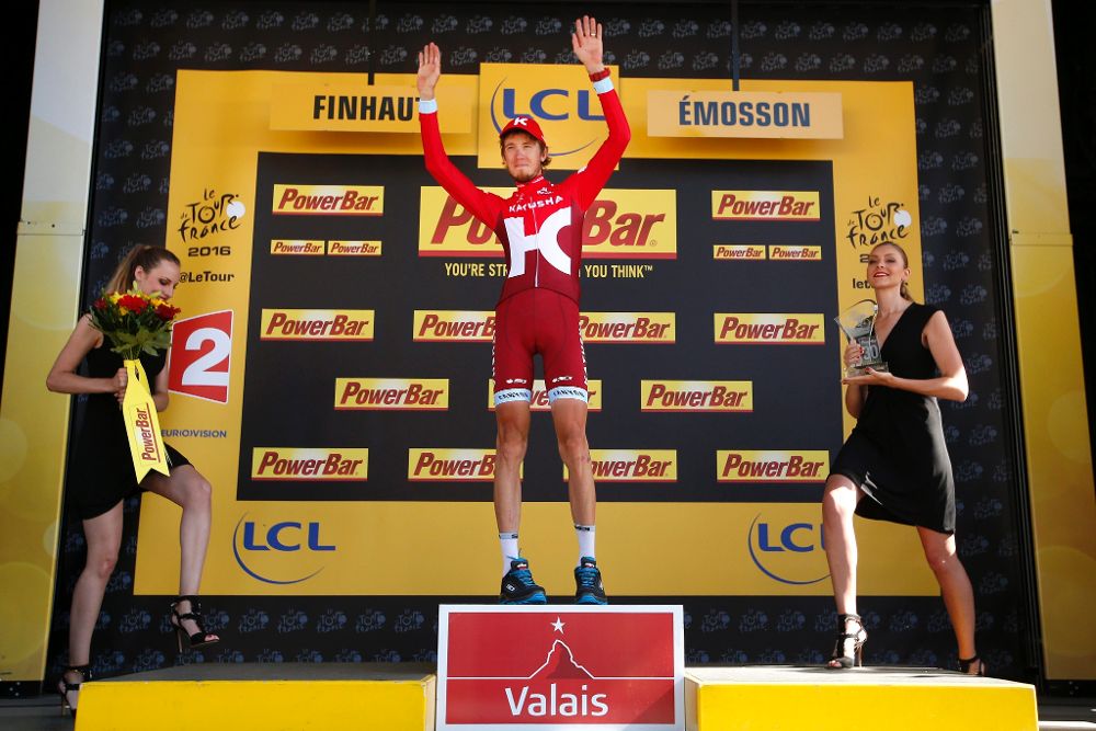 El ciclista ruso Ilnur Zakarin, del equipo Katusha, celebra su victoria en el podio.