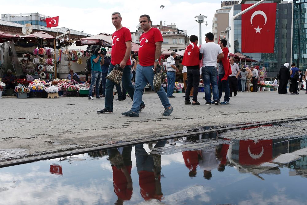 Varias personas lucen camisetas de la bandera de Turquía en la plaza Taksim en señal de repulsa al golpe de Estado fallido.