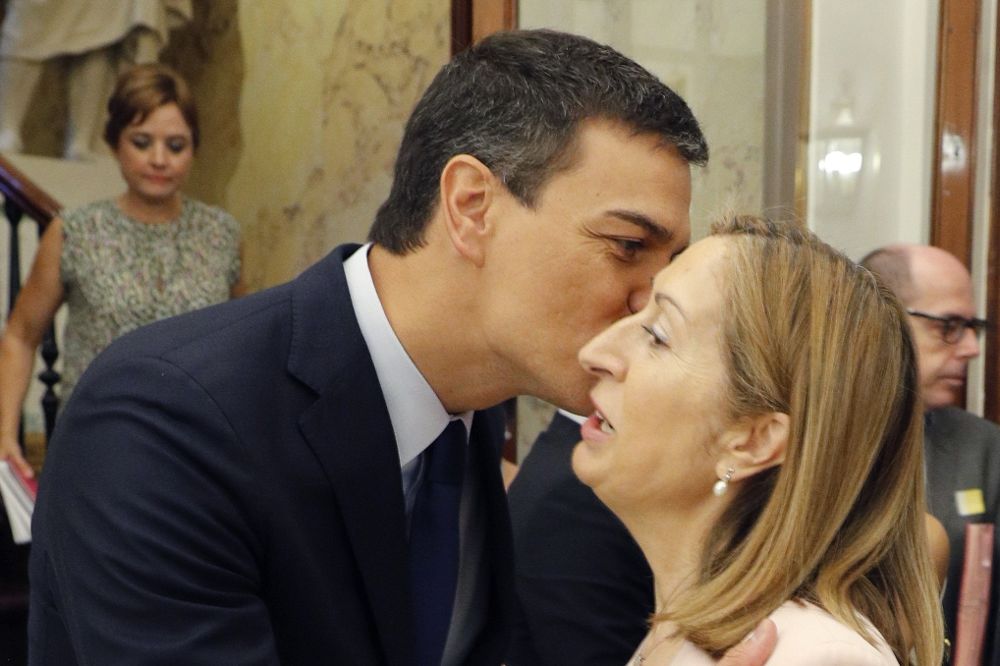 El secretario general del PSOE, Pedro Sánchez, y la ministra de Fomento en funciones, Ana Pastor, se saludan.