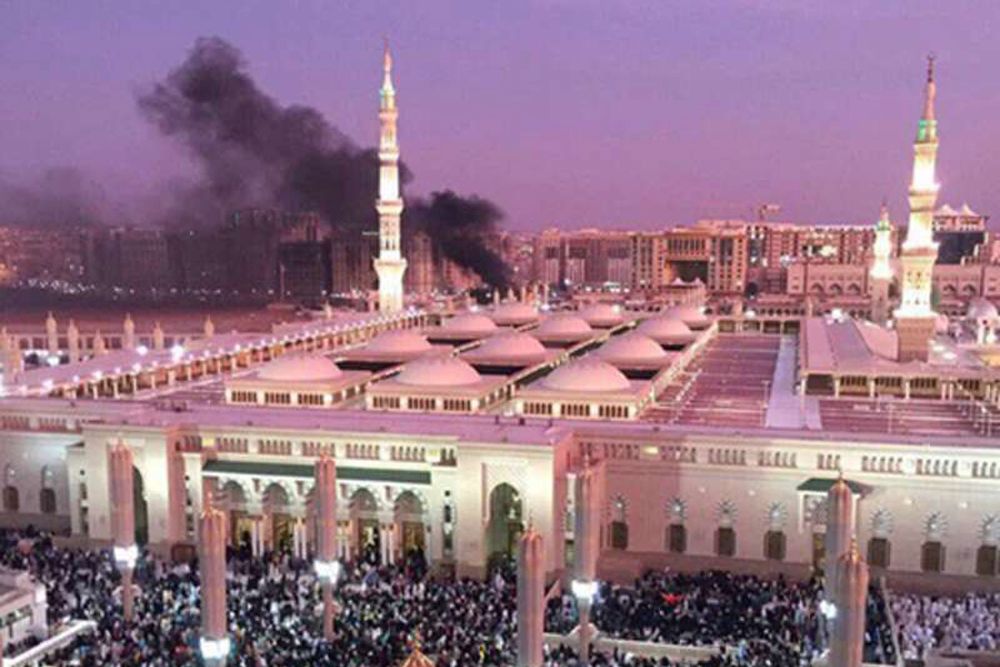 VIsta de la Mezquita del Profeta Mahoma, cerca de la cual se observa una columna de humo, en la ciudad de Medina.