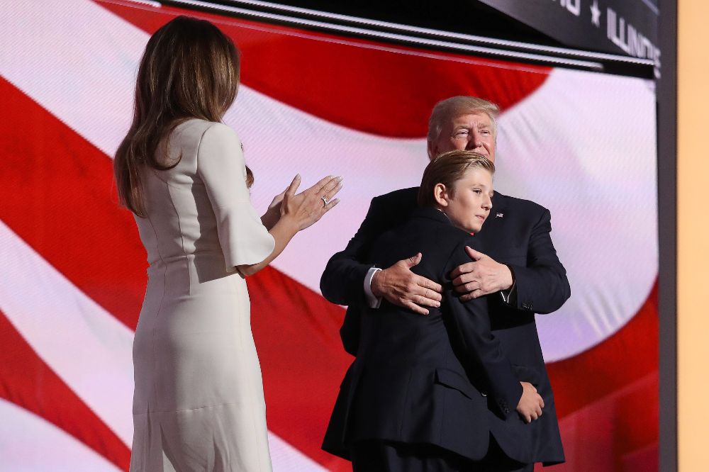 El candidato republicano a la presidencia, Donald Trump (d), su esposa, Melania (i) y su hijo, Barron.
