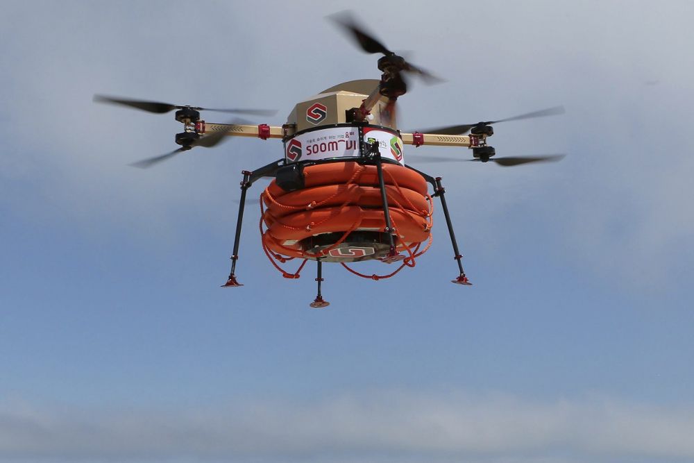 Un dron transporta unos salvavidas para los bañistas en peligro.
