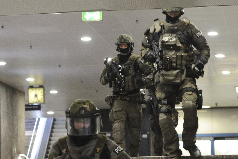 Policías de las fuerzas especiales aseguran la estación de metro de Karlsplatz (Stachus) tras el tiroteo registrado en un centro comercial en Múnich, Alemania.