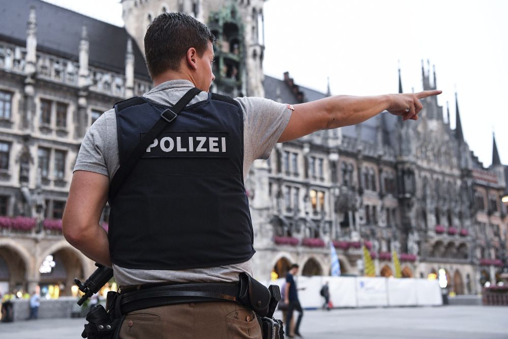 Un policía vigilan en la plaza Marienplatz tras el tiroteo registrado en un centro comercial en Múnich.