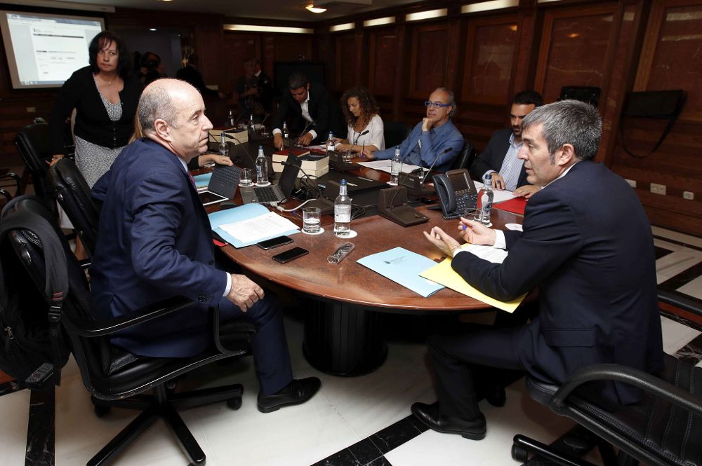 El presidente del Gobierno, Fernando Clavijo (d), y el consejero de Economía, Pedro Ortega (i), durante la reunión del consejo de gobierno, celebrada hoy en Las Palmas de Gran Canaria.