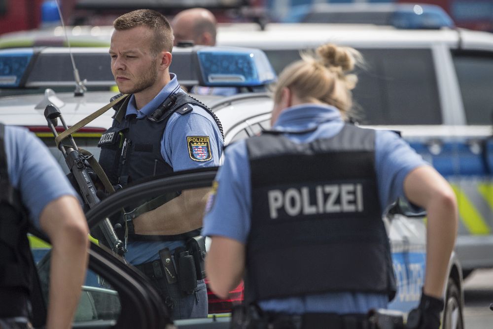 Agentes de policía alemanes realizan controles en un aparcamiento de la autopista A3, cerca de Medenbach, Alemania.