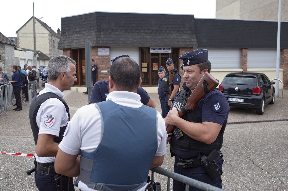 Un grupo de policías hace guardia cerca del lugar donde se ha producido el secuestro de una iglesia en Saint Etienne du Rouvray, cerca de Ruán.