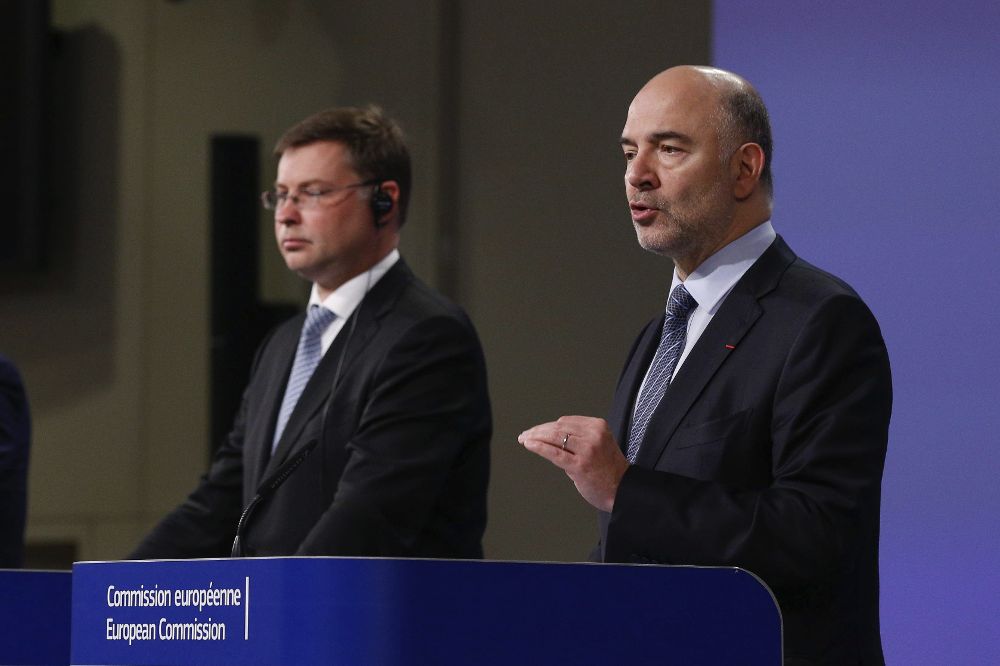 El comisario europeo de Asuntos Económicos y Financieros, Pierre Moscovici (d), y el vicepresidente para el Euro y el Diálogo Social, Valdis Dombrovskis, hoy.