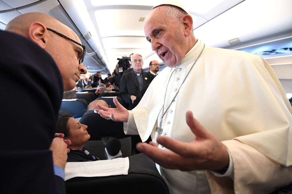 El papa Francisco a bordo del avión con destino a Balice durante Jornada Mundial de la Juventud en Cracovia, Polonia.