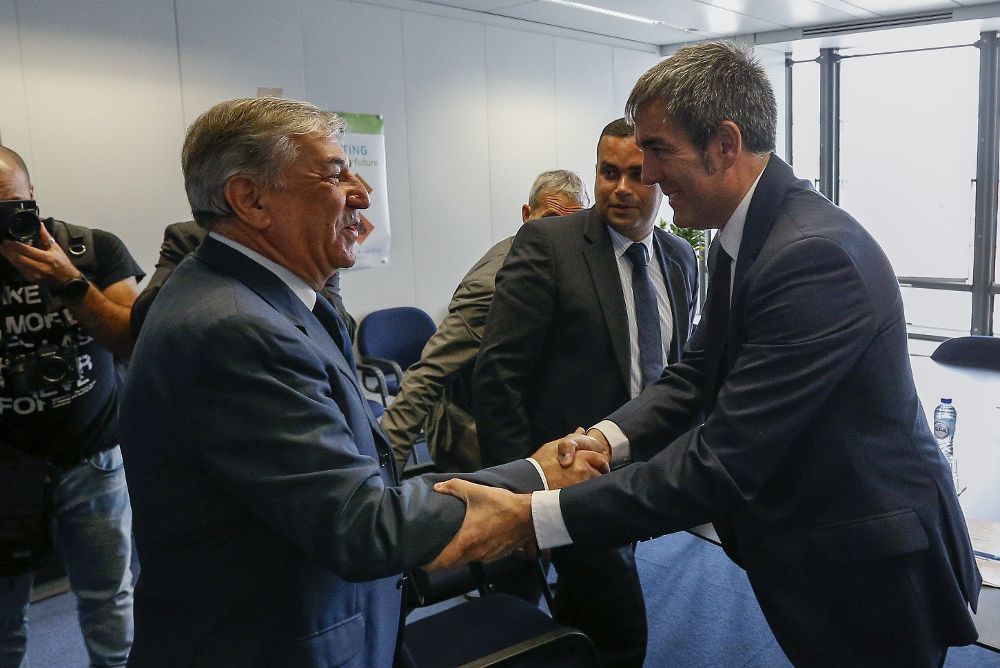 El presidente de Canarias, Fernando Clavijo (d) junto al comisario europeo de Medio Ambiente, Asuntos Marítimos y Pesca, el maltés Karmenu Vella, durante la reunión que mantuvieron hoy en Bruselas.
