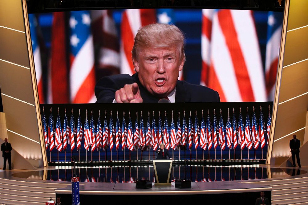 El candidato republicano a la presidencia, Donald Trump (c), ofrece su discurso, durante el día de cierre de la Convención Nacional Republicana.