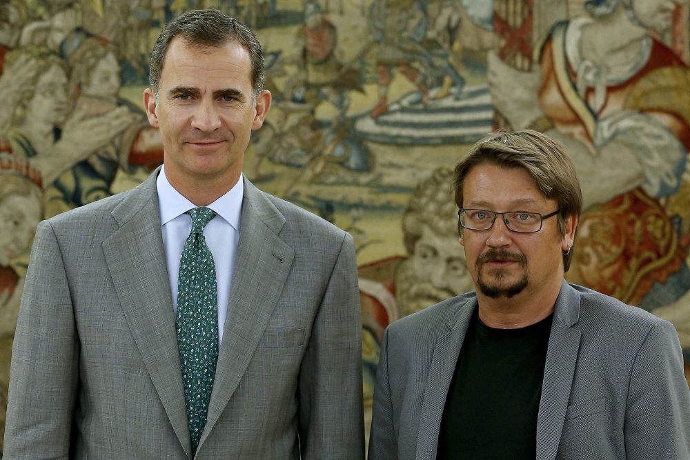 El rey Felipe con el portavoz de En Comú Podem, Xavier Domènech, que ha sido el último de la segunda jornada de la ronda de consultas.