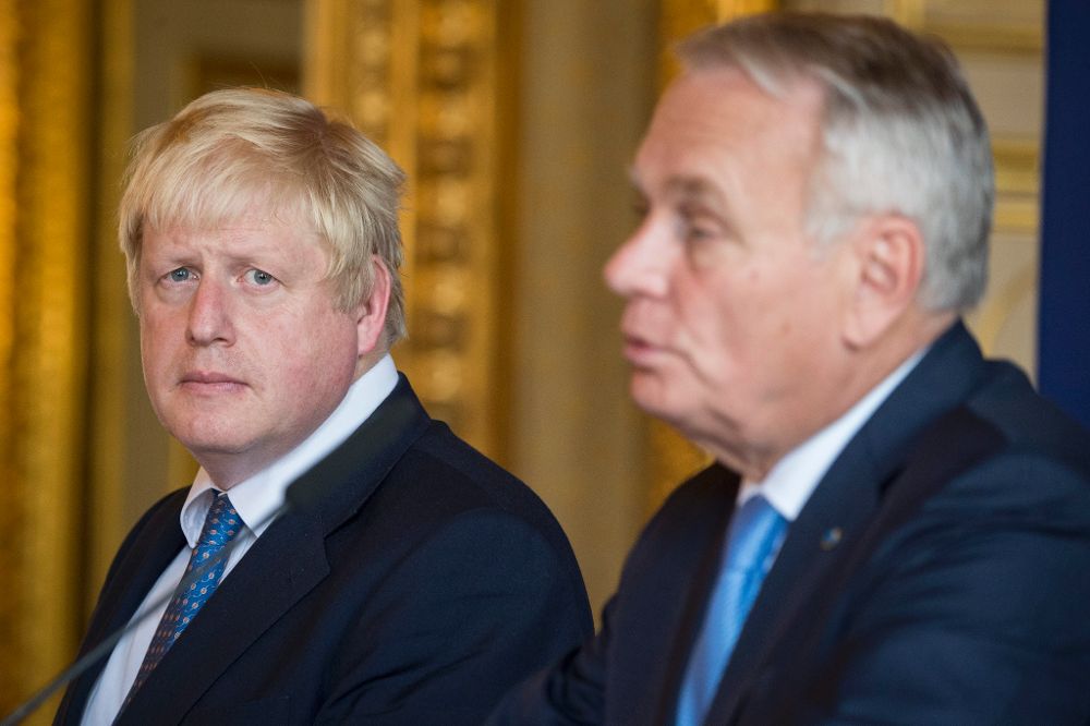 El ministro de Asuntos Exteriores francés, Jean Marc Ayrault (d), y su homólogo británico, Boris Johnson.