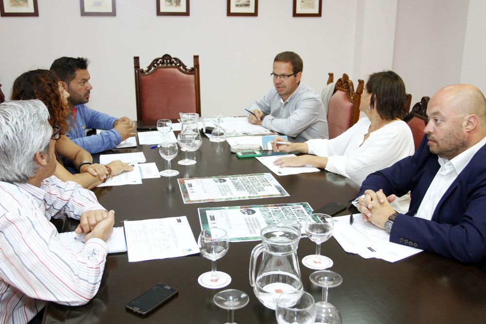 Reunión celebrada en junio en Lanzarote entre administraciones y fabricantes de aloe vera para tratar el problema del fraude en los etiquetados.