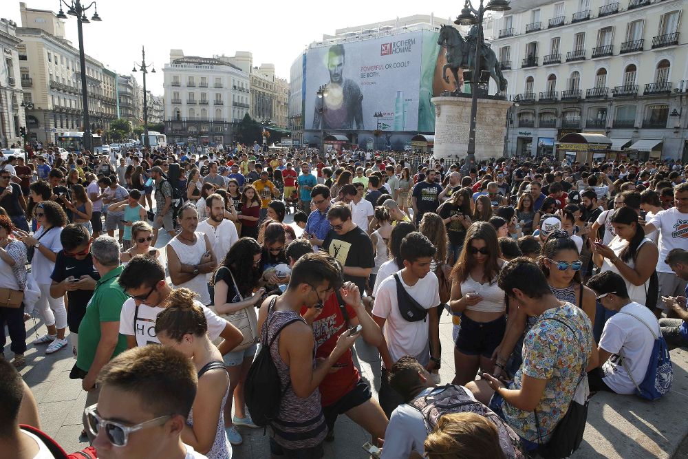 Más de 5.000 personas se dan cita en la Puerta del Sol para cazar 'pokemons' en la gran quedada de Pokémon Go Madrid, que pretende entrar en el libro de los Récords Guinness.