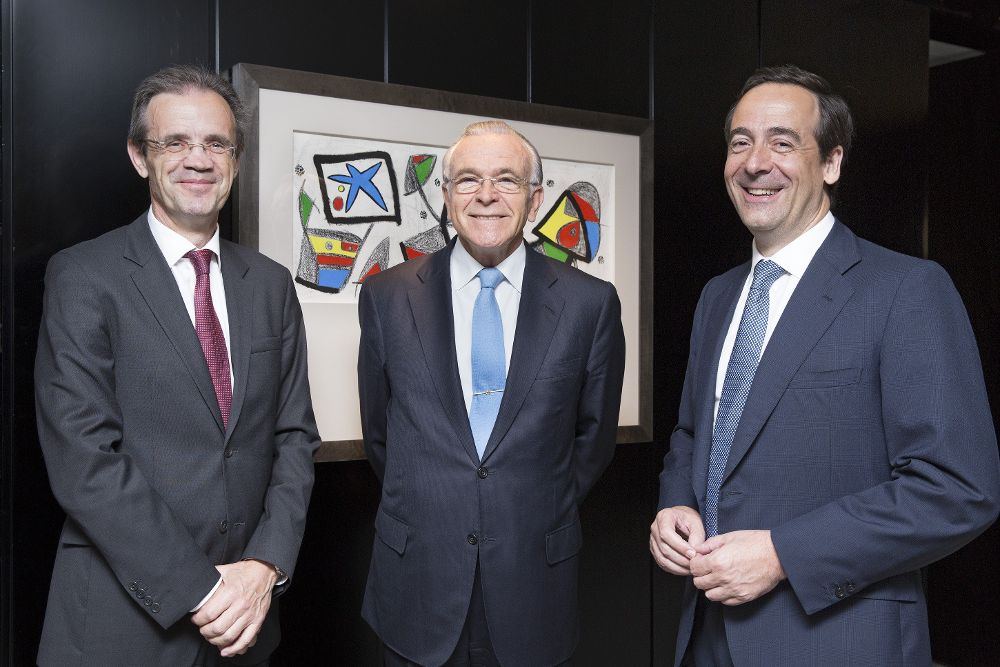 El nuevo presidente de CaixaBank, Jordi Gual (i), su antecesor, Isidre Fainé (c), y el consejero delegado, Gonzalo Gortázar.