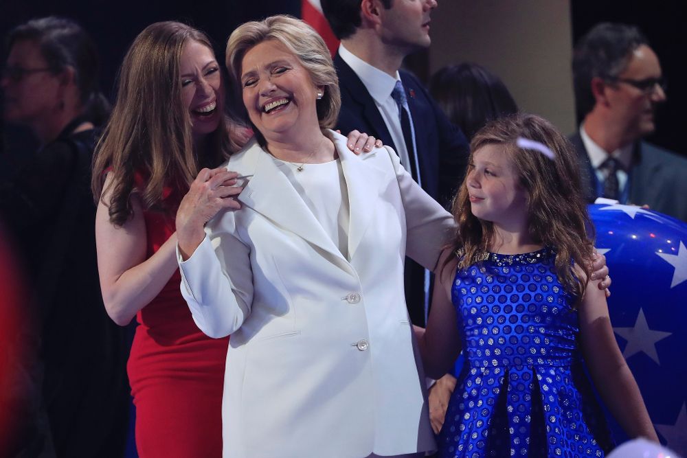 La candidata a la presidencia de Estados Unidos por el Partido Demócrata, Hillary Clinton, junto a su hija Chelsea y una niña en el último día de la Convención Demócrata en el Wells Fargo Center, en Filadelfia.