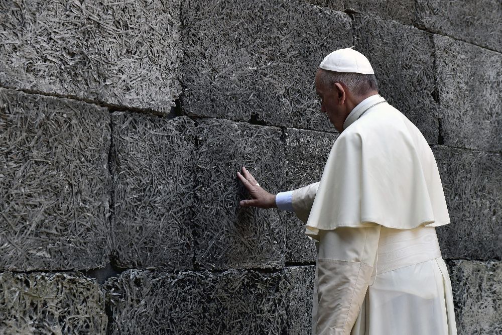 El papa Francisco reza ante el "muro de la muerte" en el que fueron ejecutados miles de judíos, durante su visita al campo de concentración nazi de Auschwitz, en Oswiecim, Polonia.