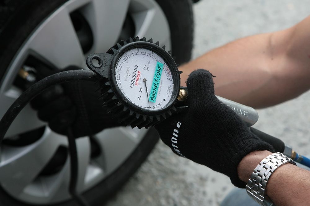La presión de los neumáticos, un factor importante antes de poner el vehículo en la carretera.
