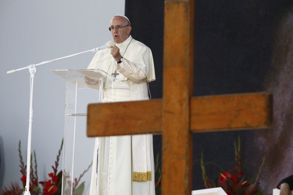 El papa Francisco (c) participa en el Vía Crucis de la Jornada Mundial de la Juventud en el parque Blonia de Cracovia (Polonia).