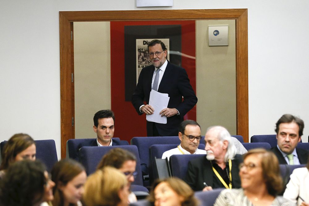 Mariano Rajoy, entra en la sala de prensa del Palacio de La Moncloa para explicar a los periodistas la reunión con el Rey.