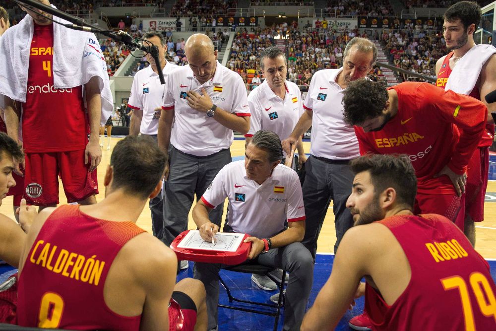 El entrenador de la selección española de baloncesto Sergio Scariolo (c), planifica una jugada contra la selección de Costa de Marfil, durante el último partido de la gira Ruta N2016.