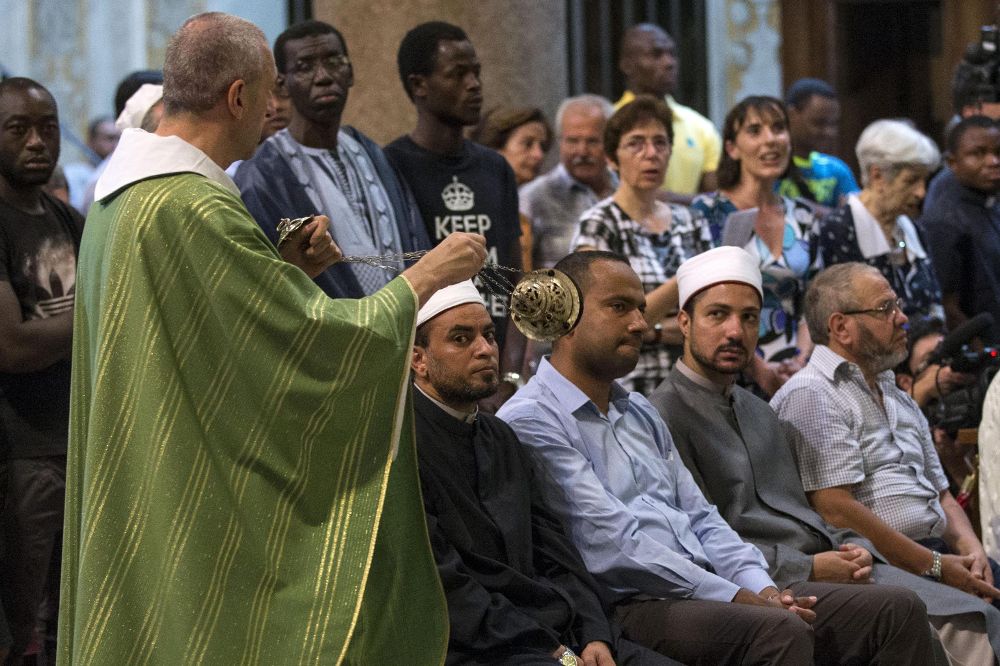 Musulmanes en la misa de la congregación de Santa María Trastévere, en Rome.
