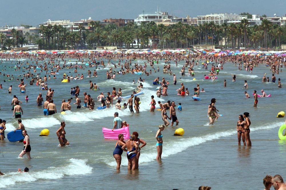 Imagen de la playa de Levante, de Salou, repleta de turistas al inicio de las vacaciones de agosto.