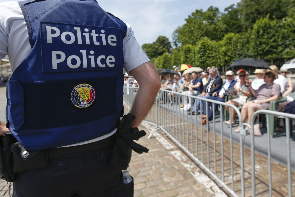 Un policía en las calles de Bruselas vigila la zona donde se desarrollan las actividades programadas para celebrar la fiesta nacional de Bélgica, el pasado 21 de julio.
