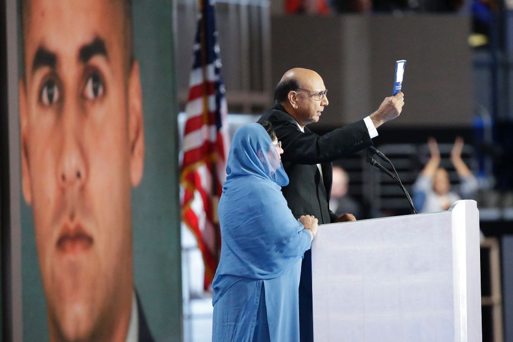 El padre del capitán musulmán Humayun Khan, muerto en acto de servicio, junto a su esposa, mientras sostiene una copia de la Constitución de los Estados Unidos durante el último dia de la Convención Nacional Democráta en Filadelfia.