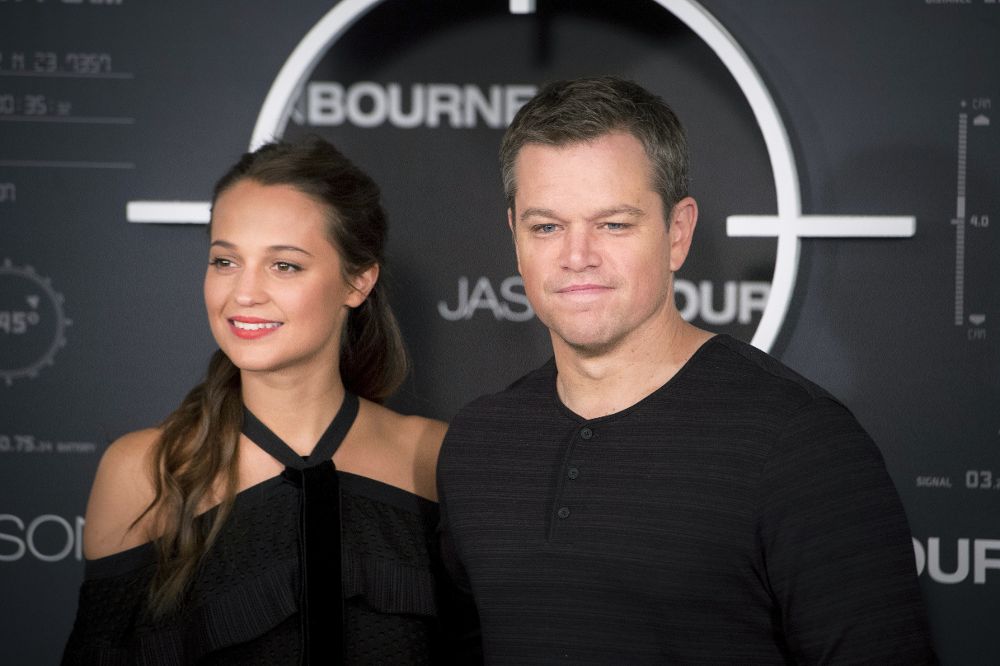 Matt Damon y la actriz sueca Alicia Vikander posan para los medios durante el photocall de la película 'Jason Bourne'.