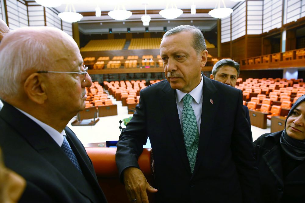 Erdogan (C) en una visita que hizo a la Asamblea Nacional de Turquía tras el fallido golpe de estado.
