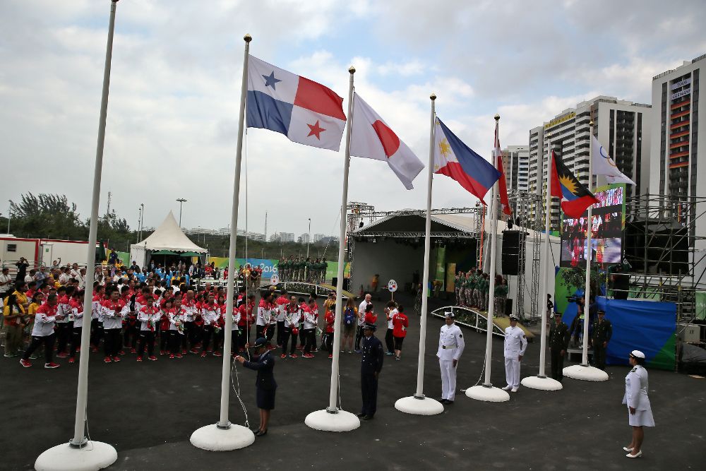La bandera de Panamá (i) es izada en la Villa Olímpica en Río de Janeiro hoy, martes, como parte de las actividades de los Juegos Olímpicos de Río 2016 que serán inaugurados el próximo viernes.