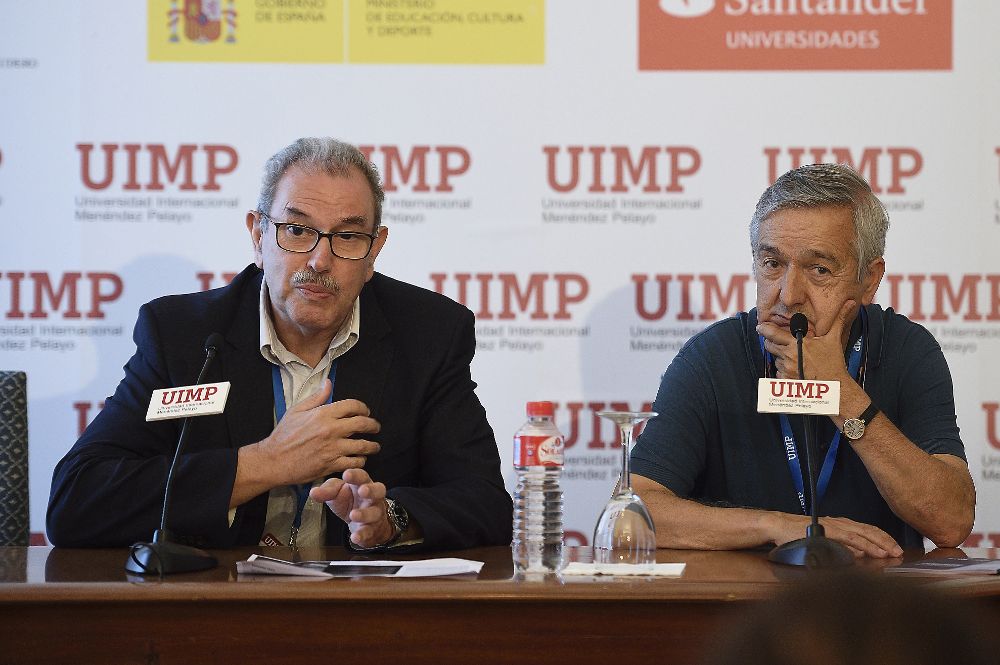 El profesor de Investigación del Centro Superior de Investigaciones Científicas Vicente Larraga (i) y Basilio Valladares, durante la rueda de prensa que han ofrecido hoy.
