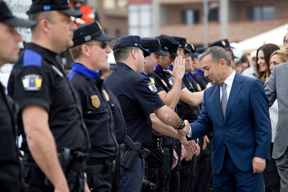 El anterior presidente canario, Paulino Rivero, saluda a unos policías autonómicos.