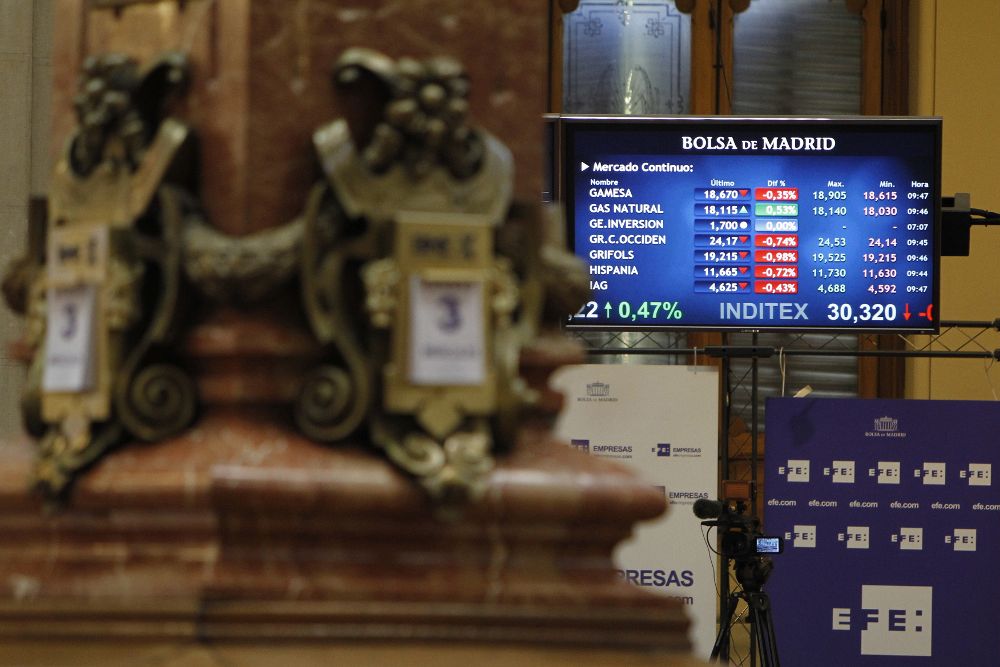 Panel principal de la Bolsa de Madrid, hoy, miércoles.