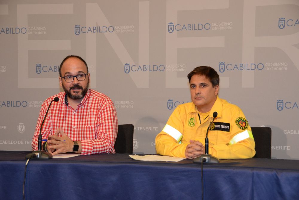 José Antonio Valbuena (iz), explicando las medidas restrictivas adoptadas por el Cabildo.