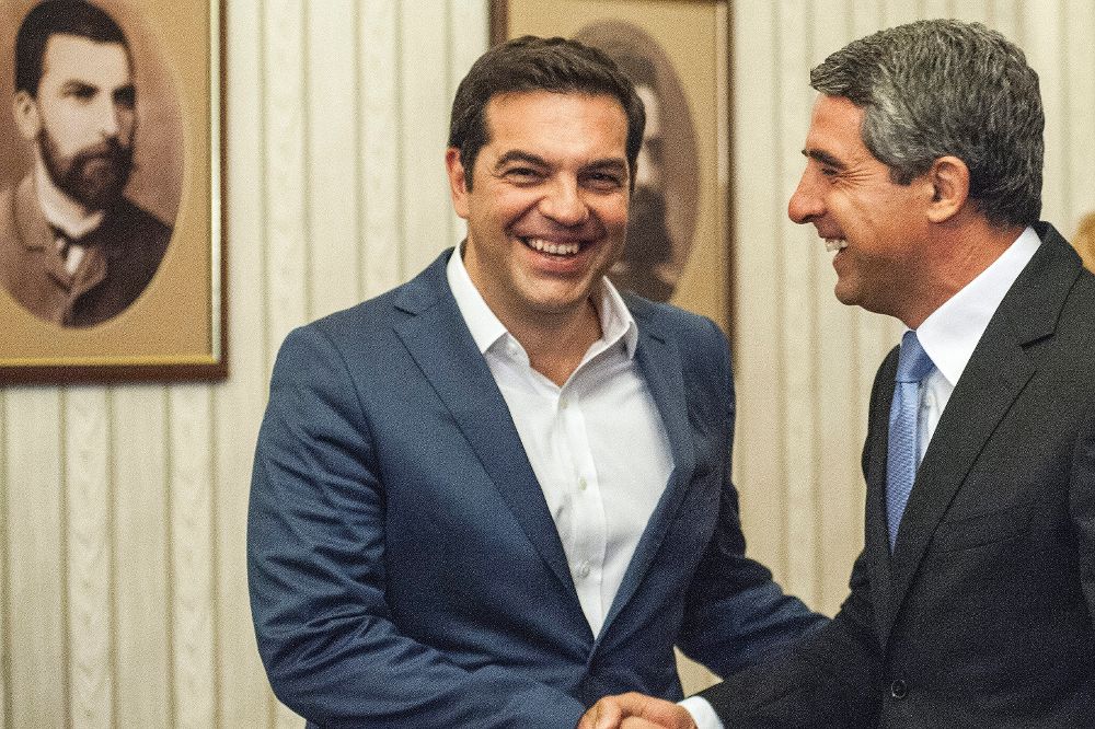 El primer ministro griego Alexis Tsipras (i) saluda al presidente búlgaro, Rosen Plevnelev, durante su encuentro en Sofía, el pasado lunes.