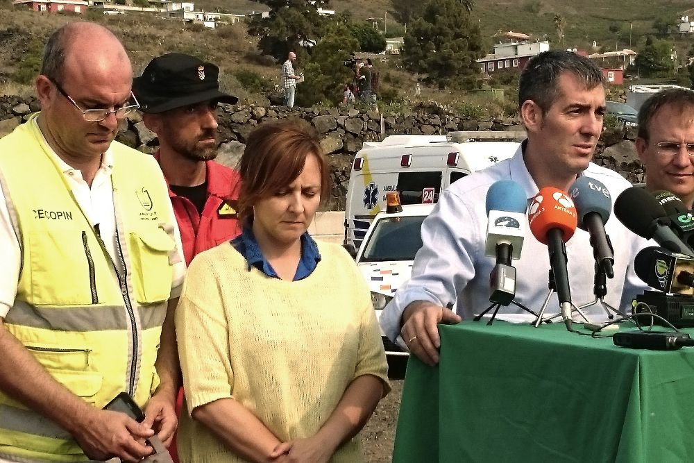 El presidente del Gobierno de Canarias, Fernando Clavijo (2ºd), y la consejera de Sostenibilidad y Seguridad, Nieves Lady Barreto (2ªi), exponen en rueda de prensa sobre el terreno la situación del incendio.
