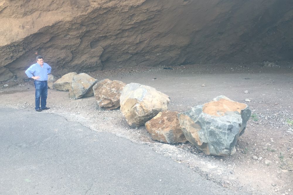 Grandes piedras impiden el paso de vehículos a la cueva.
