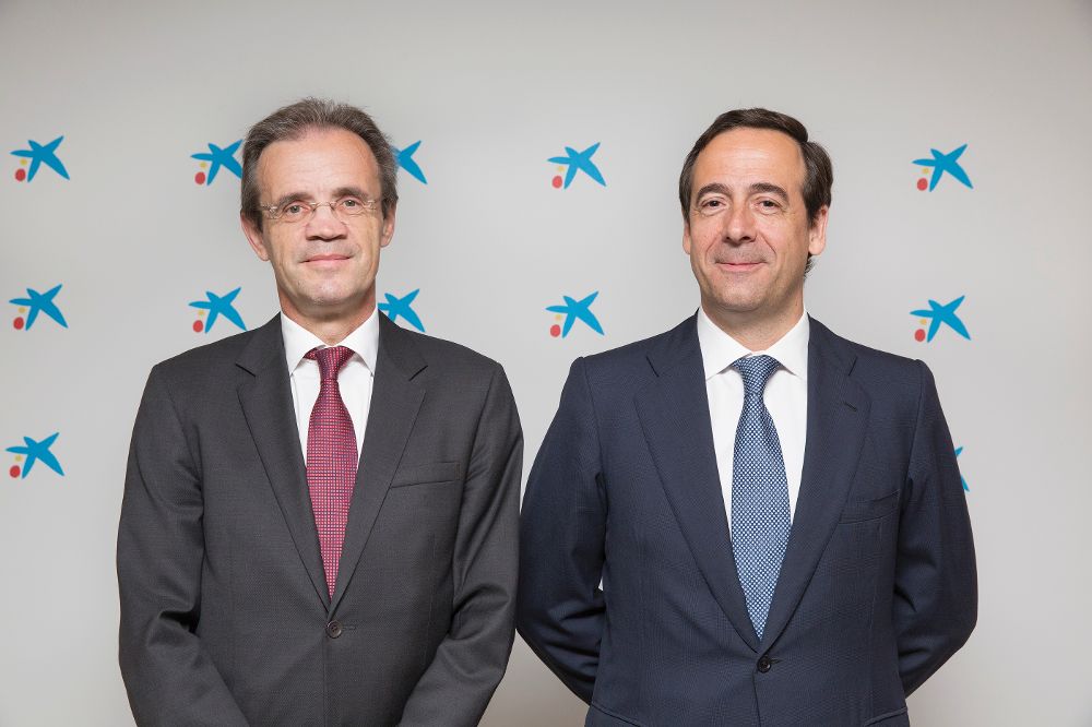 Jordi Gual (iz), presidente de Caixabank y Gonzalo Gortázar, consejero delegado.