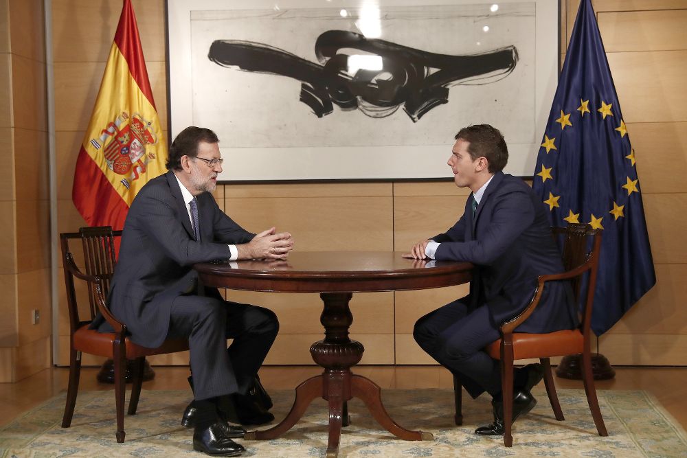 Mariano Rajoy (i), y el líder de Ciudadanos, Albert Rivera, durante la entrevista que mantuvieron el miércoles en el Congreso de los Diputados.