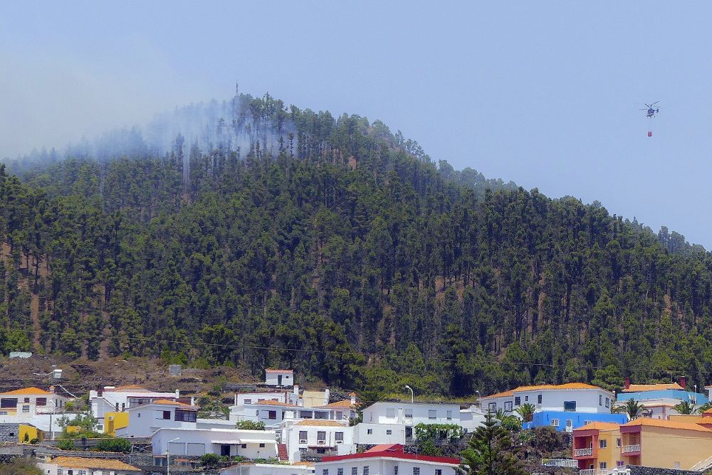 El frente sur del incendio llegó a primera hora de la tarde a las proximidades del casco urbano de Los Canarios, en el municipio de Fuencaliente.