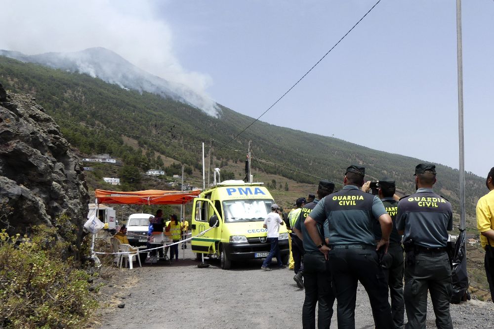 El incendio sigue afectando al municipio de Villa de Mazo, donde entró la pasada noche, pero no ha llegado a los núcleos de población de la localidad.