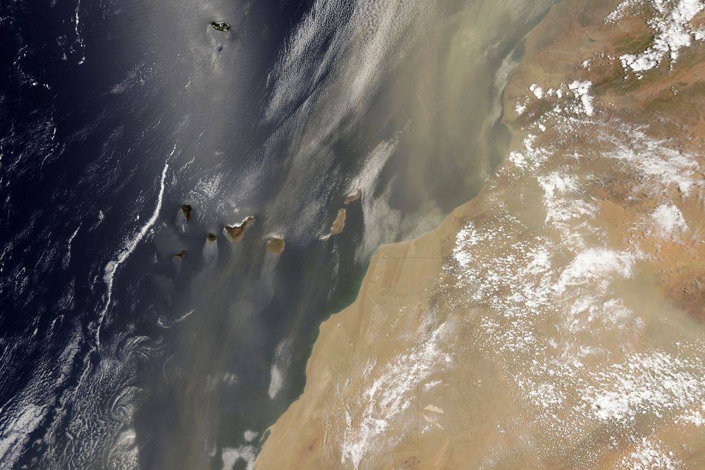 Imagen facilitada por la NASA que muestra una fotografía tomada el pasado 19 de julio sobre Canarias por el satélite Aqua, en medio de una espectacular tormenta de arena.