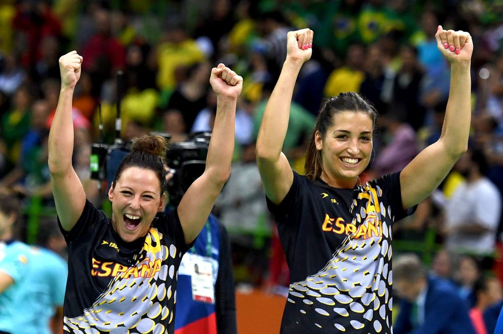 Las jugadoras españolas Macarena Aguilar y Lara González celebran la victoria sobre las brasileñas.